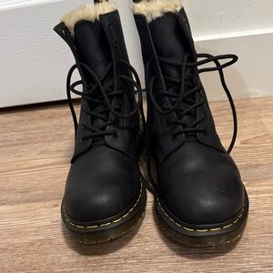 Dr martens laces Black Leather Women's Boots with fur